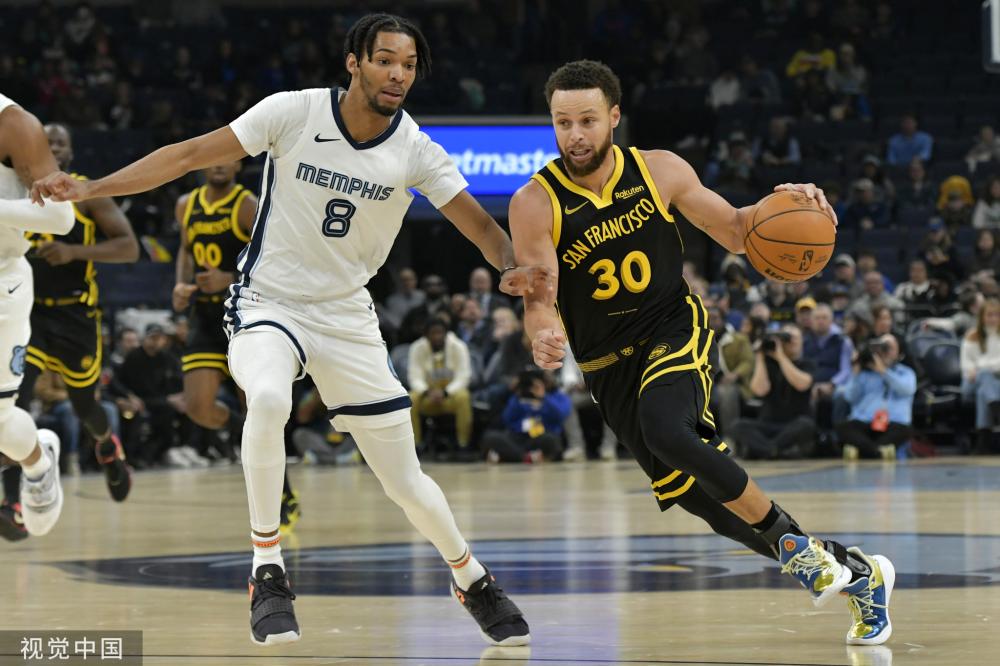 在篮球场上 在篮球场上